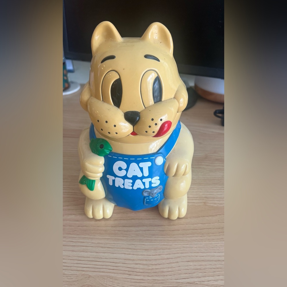 Vintage 1992 Meowing Overalls Cat Treats
White Cookie Jar Holding Fish Hinged
